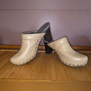 Dansko Cream/Tan Leather Clogs